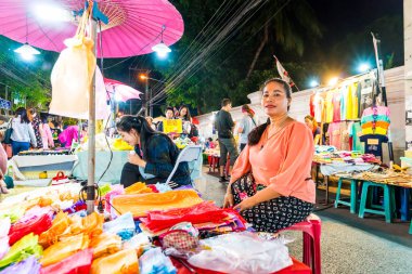 Chiang Mai, Tayland - 1 Ocak 2018: Gece seyahat turistler