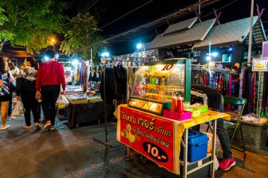Chiang Mai, Tayland - 1 Ocak 2018: Gece seyahat turistler