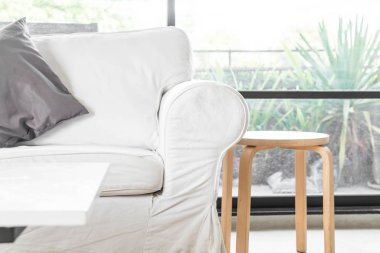 kanepe üzerinde gri yastık