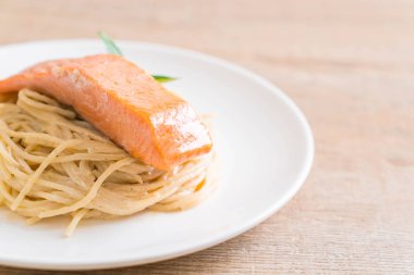 Spagetti krem peynir beyaz soslu somon