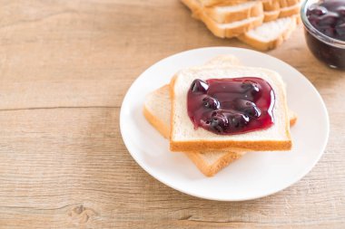 Böğürtlenli reçel ile ekmek