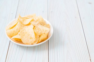 patates cipsi plaka üzerinde