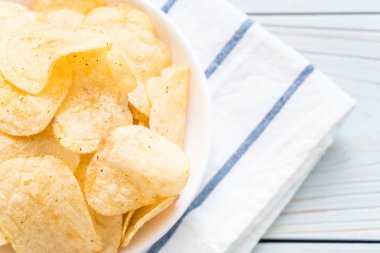 patates cipsi plaka üzerinde