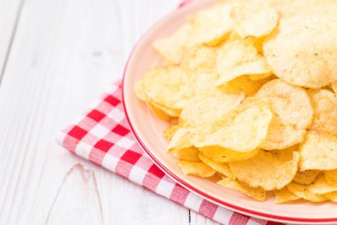 patates cipsi plaka üzerinde