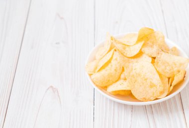 patates cipsi plaka üzerinde