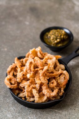 Kızarmış domuz eti rince ya da domuz eti aperatif Kuzey Tayland yeşil biber D ile