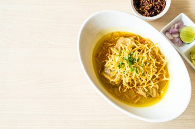 yumuşak Domuz kaburga ile köri erişte çorbası