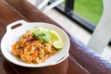 Kızarmış karidesli pilav yapıştırın