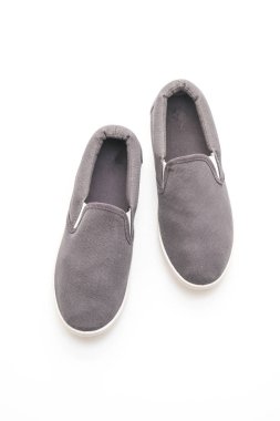 Beyaz arka planda gri spor ayakkabı 