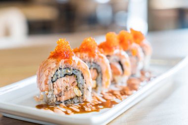 Somon suşi roll
