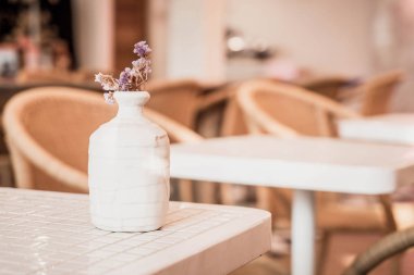 Vazo dekorasyonu masada çiçek