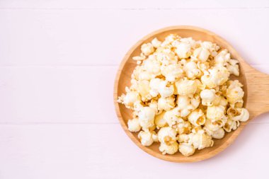 Ahşap üzerine tatlı patlamış mısır