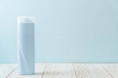 şişe şampuan ve saç kremi şişe ahşap üzerine 