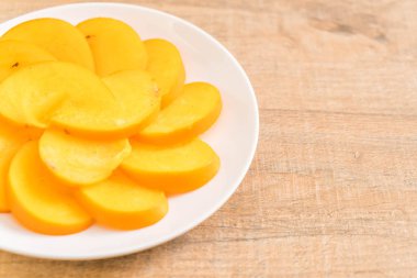 Trabzon hurması tabağa dilimlenmiş