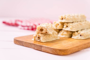 beyaz çikolata karamel ve gevrek gevrek bar ile