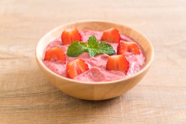 çilek smoothies kase