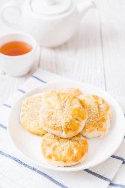 Asya tarzı ev yapımı elma pasta 