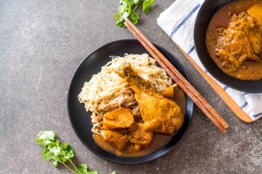 Şehriye ile tavuk Massaman köri hamur