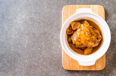 Pilavlı tavuk Massaman köri Yapıştır