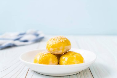 Çin böreği veya moon kek mung fasulye ezmesi ve tuz ile doldurulmuş