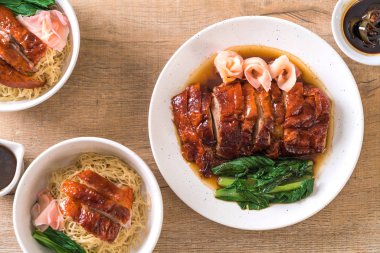 Kızarmış ördek masada.