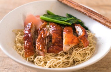 Kızarmış ördek erişte