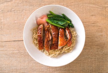 Kızarmış ördek erişte