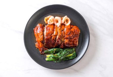 Kızarmış ördek masada.