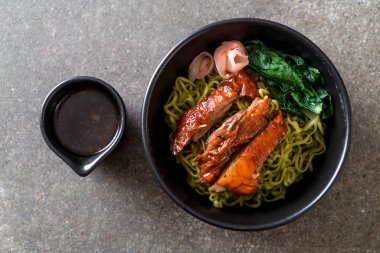 sebze erişte ile kızarmış ördek