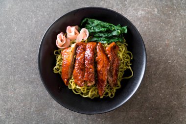 sebze erişte ile kızarmış ördek