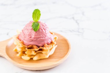 Çilekli dondurma waffle ile