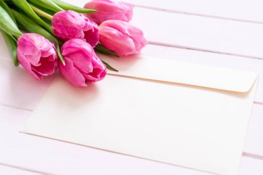 ahşap arka plan üzerinde Pembe Lale çiçek