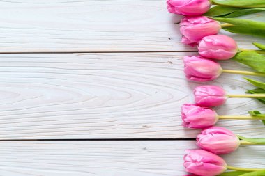 ahşap arka plan üzerinde Pembe Lale çiçek