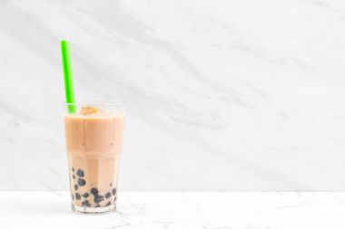 Köpüklü sütlü çay