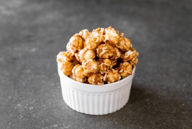 Patlamış Mısır ile karamel