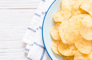 patates cipsi plaka üzerinde