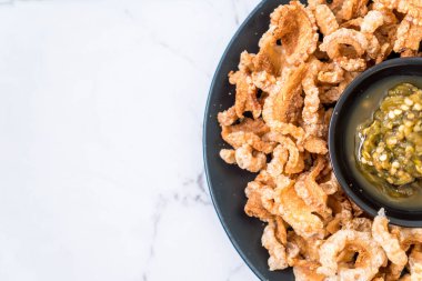 Kızarmış domuz eti rince ya da domuz eti aperatif Kuzey Tayland yeşil biber D ile