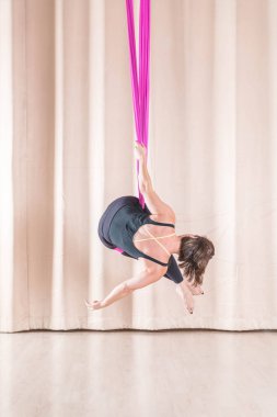 Asyalı kadın fitness salonu sinek yoga elemanları ile eğitim