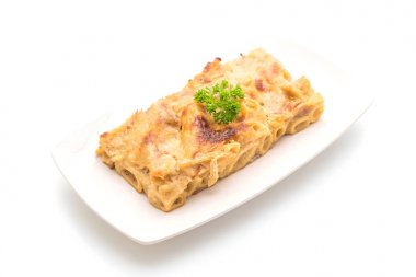 peynir ve jambon ile pişmiş penne makarna