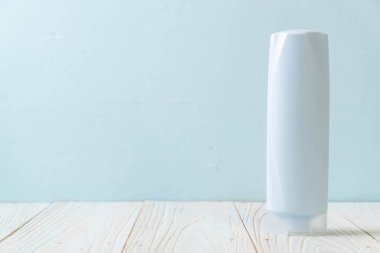 şişe şampuan ve saç kremi şişe ahşap üzerine 