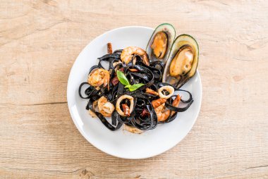 siyah spagetti veya deniz ürünleri ile makarna