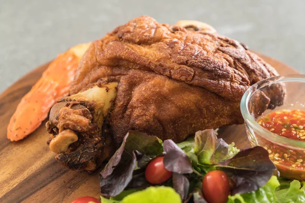 Gevrek domuz knuckle veya Alman domuz Hocks