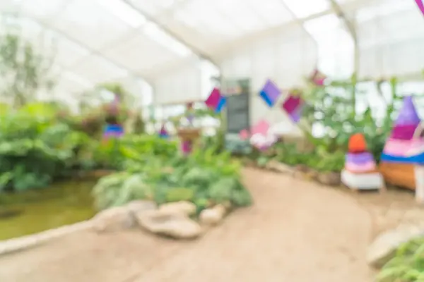 Abstraktní rozostření skleněný dům v zahradě — Stock fotografie