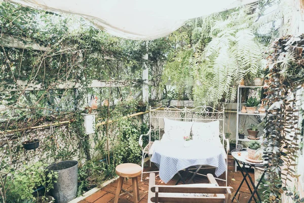 정원에서 빈 야외 테라스 테이블 및의 자 장식 — 스톡 사진