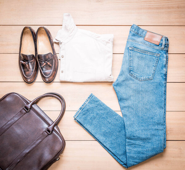 Одежда для мужчин на деревянном фоне
