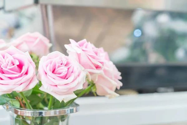 꽃병 속의 분홍빛 장미 — 스톡 사진