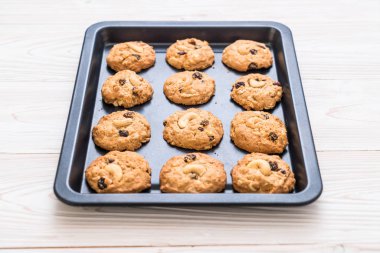 Kuru üzüm ve kaju fıstığı ile tatlılar