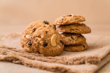 Kuru üzüm ve kaju fıstığı ile tatlılar