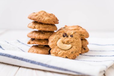 Kuru üzüm ve kaju fıstığı ile tatlılar