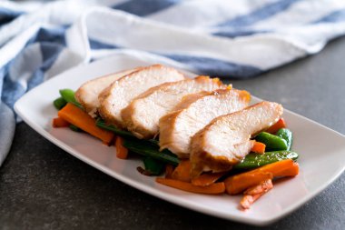 Yeşil bezelye ve havuç ile ızgara tavuk